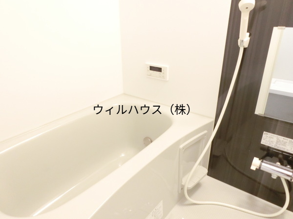バス・シャワールーム　浴室乾燥機、追い焚き機能付きバス！