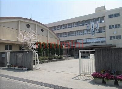 中学校　茨木市立西陵中学校（中学校）まで1701m
