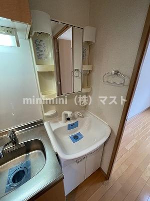 洗面設備　※室内写真は別のお部屋となります。