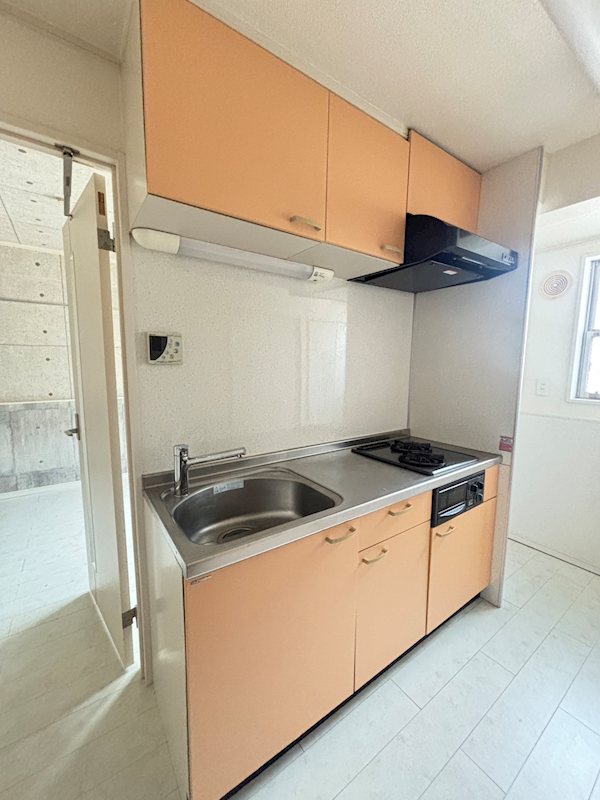 キッチン　同建物の別部屋の写真です。