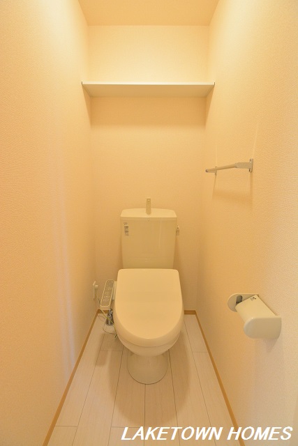 トイレ　上部に棚がある温水洗浄暖房便座のトイレです。