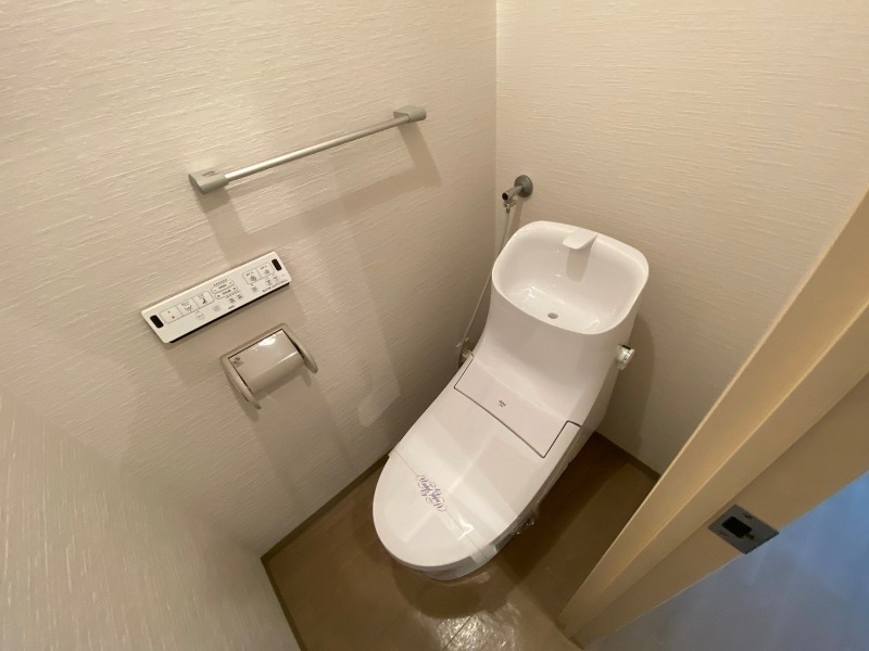 トイレ　こちらはトイレです。清潔感があり、安心して使用できます。