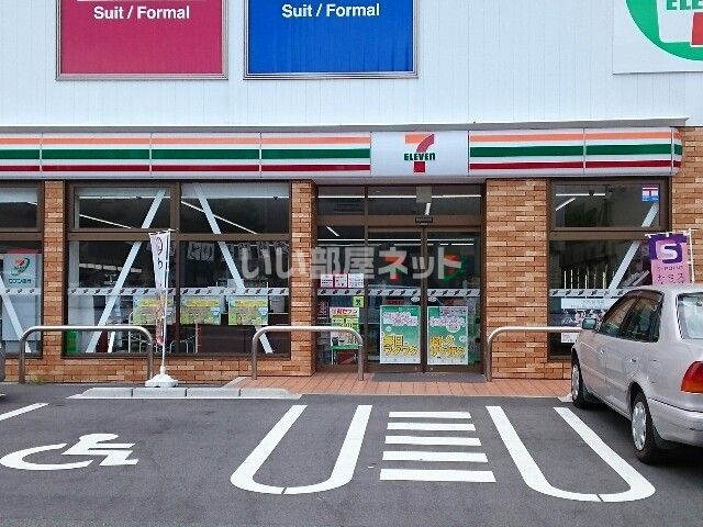コンビニ　セブンイレブン 松井山手店（コンビニ）まで693m