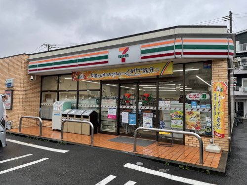 コンビニ　セブンイレブン 横浜日吉本町駅前店（コンビニ）まで636m