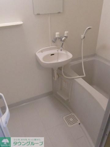 バス・シャワールーム　洗面台付の清潔感のあるお部屋です。