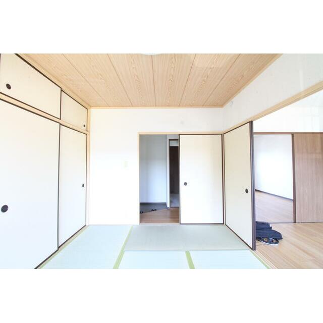 その他　和室６帖のお部屋は仕切り戸にて閉じることも可能です。