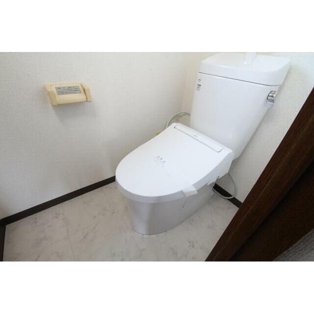 トイレ　温水洗浄便座タイプのトイレでございます。