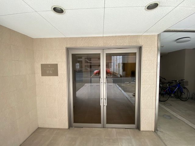 エントランス　【エントランスホール】シンプルに飾られた館銘板
