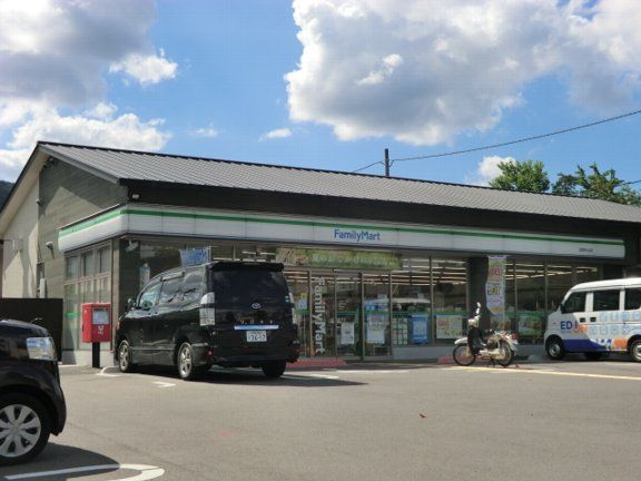 コンビニ　ファミリーマート洛西中山店（コンビニ）まで584m