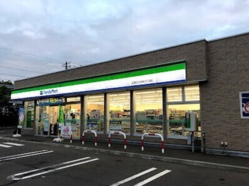 コンビニ　ファミリーマート札幌北36条東20丁目店（コンビニ）まで558m
