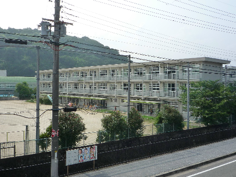 小学校　八幡市立八幡小学校（小学校）まで736m