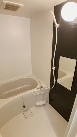 バス・シャワールーム　別部屋同間取りのお写真となります。参考にご覧くださいませ。