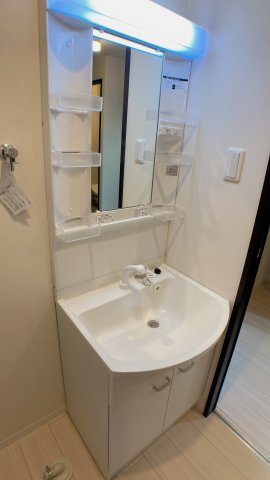 洗面設備　別部屋同間取りのお写真となります。参考にご覧くださいませ。