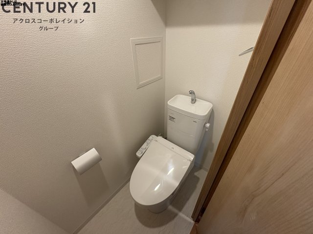 トイレ　温水洗浄便座付きのトイレです♪