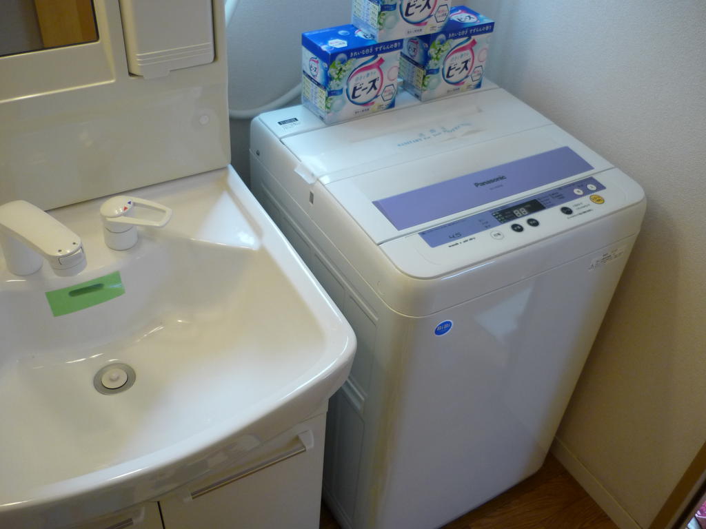 洗面設備　シャンプードレッサー、洗濯機、洗面所には窓もあります