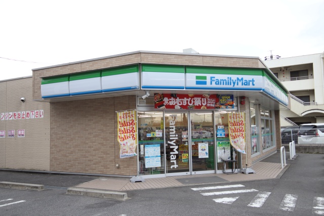 コンビニ　ファミリーマート 藤が丘南店（コンビニ）まで300m