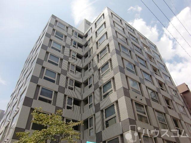 建物外観　１階にはおしゃれなカフェが入っています。