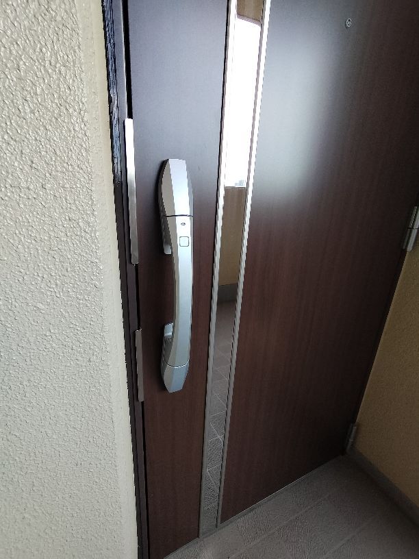 セキュリティ　玄関ドアは電子キーをかざすだけで開錠できます