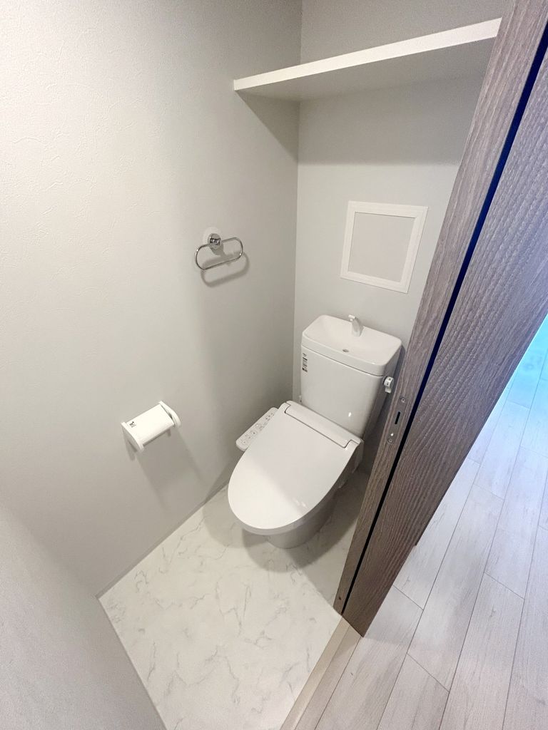トイレ　落ち着いた色調のトイレです