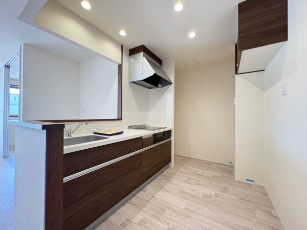 キッチン　同物件別部屋のお写真になります。左右対称のお部屋の写真の場合