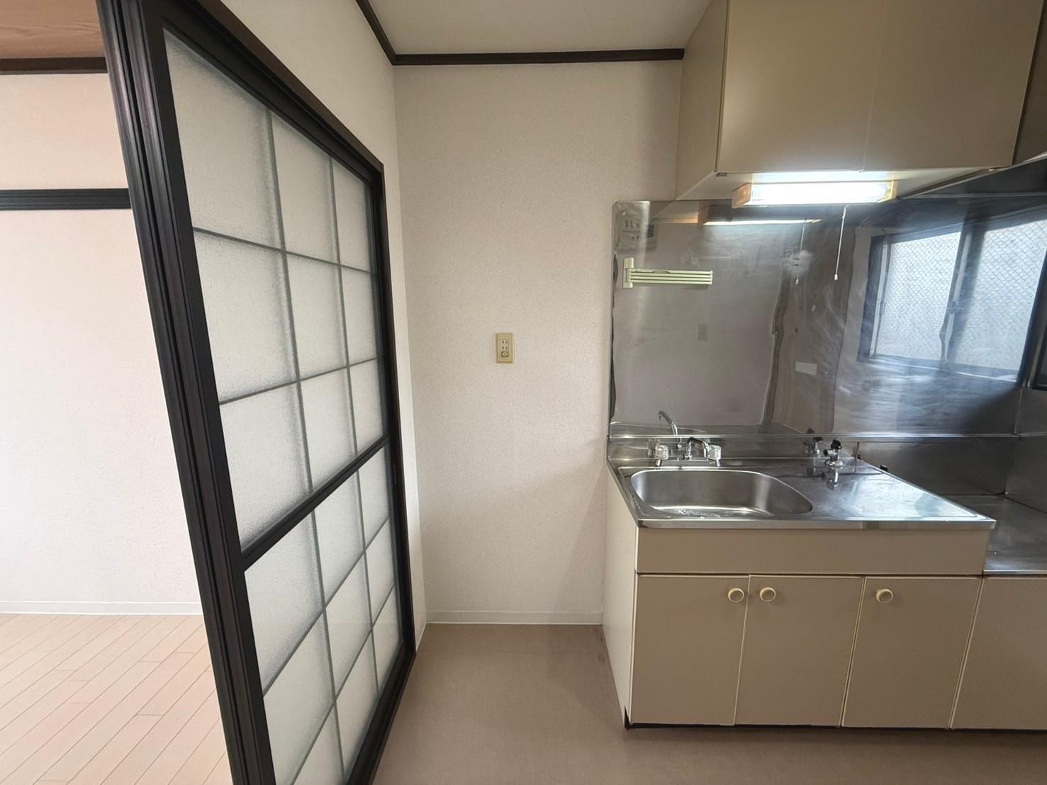 その他設備　キッチンの横に冷蔵庫を設置出来ます