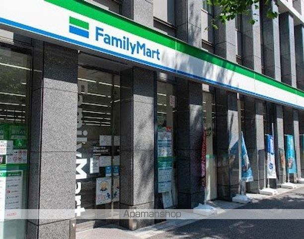 コンビニ　ファミリーマート新橋日比谷通り店（コンビニ）まで77m