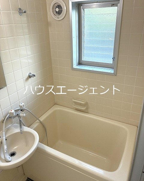 バス・シャワールーム　きれいなユニットバスです。窓があるのもいいですね