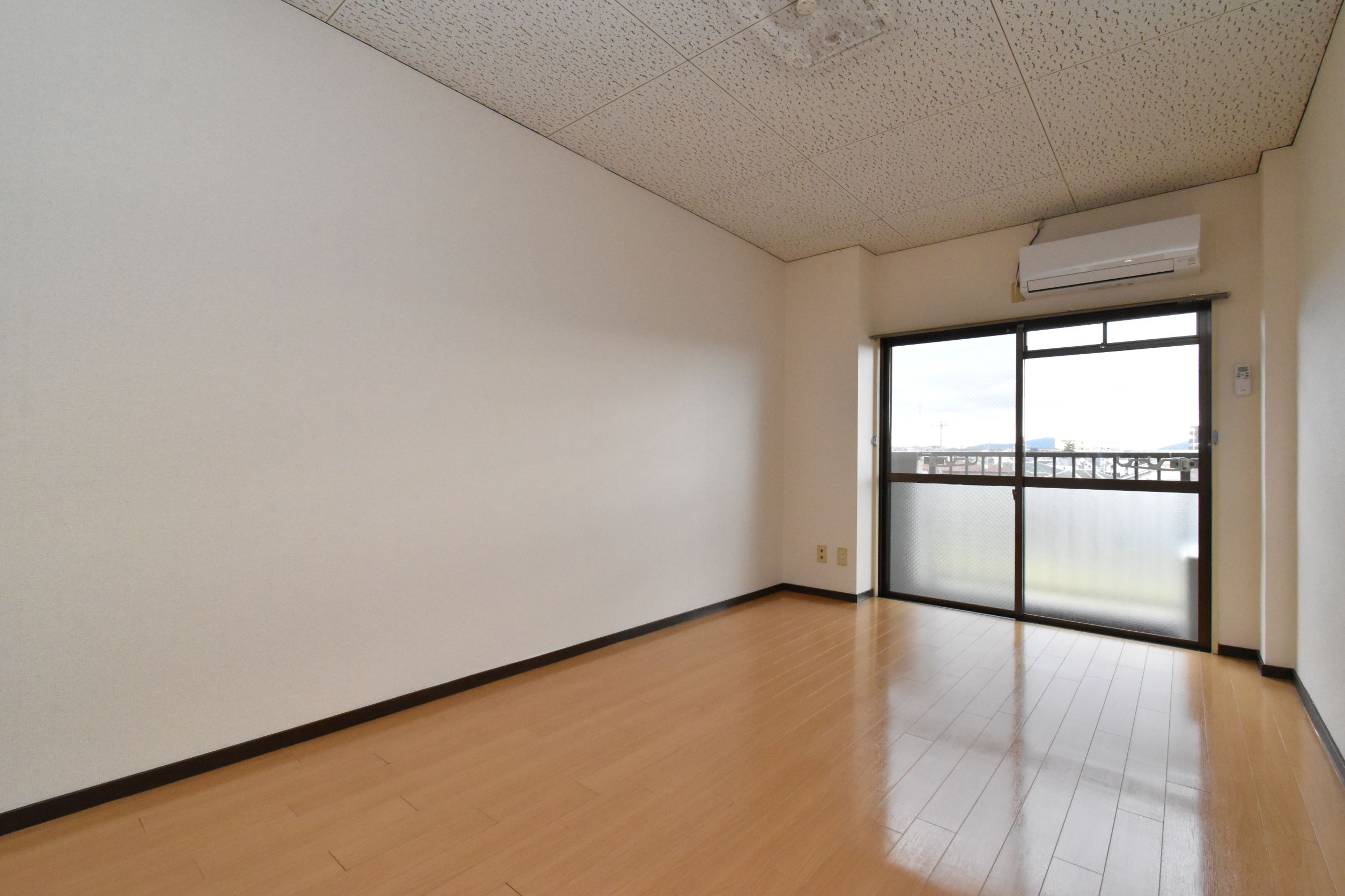 居室・リビング　※同建物の別のお部屋の写真です。