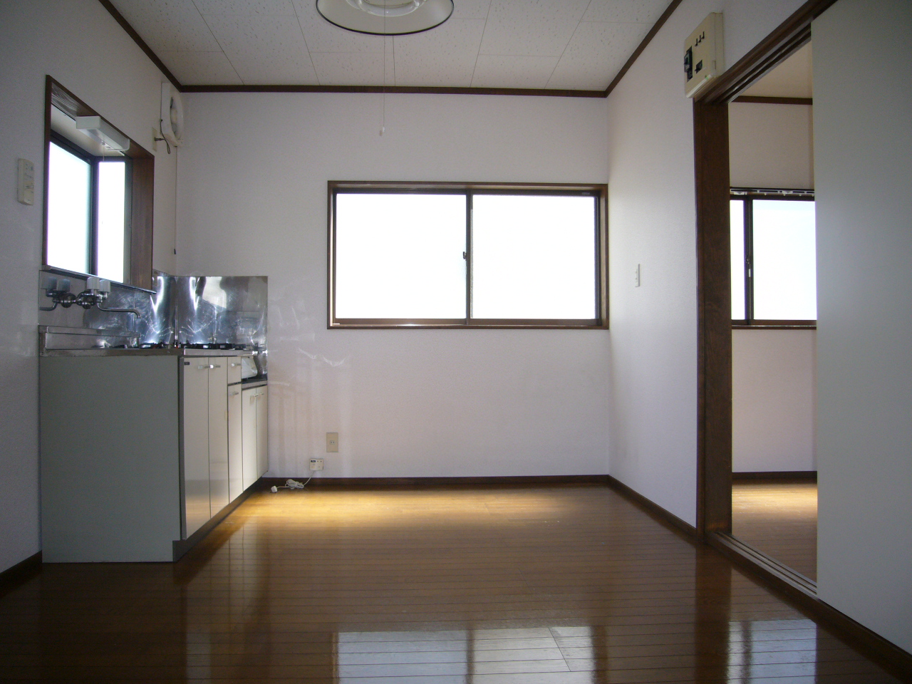 居室・リビング　キッチン窓あり