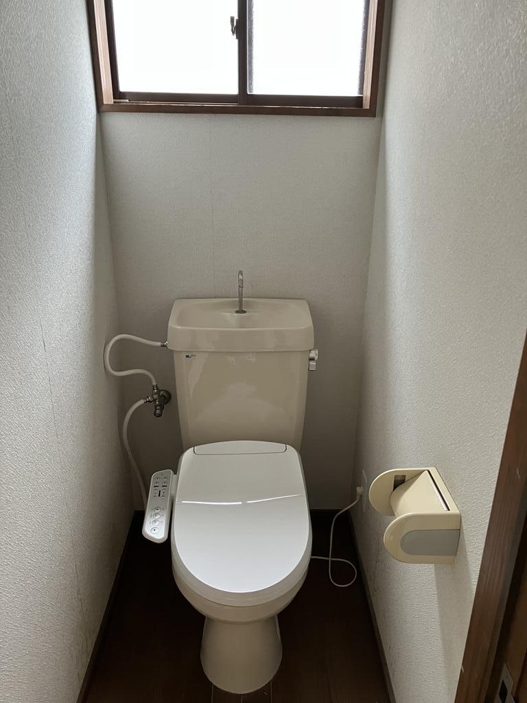 トイレ　窓あり、ウォシュレット付き