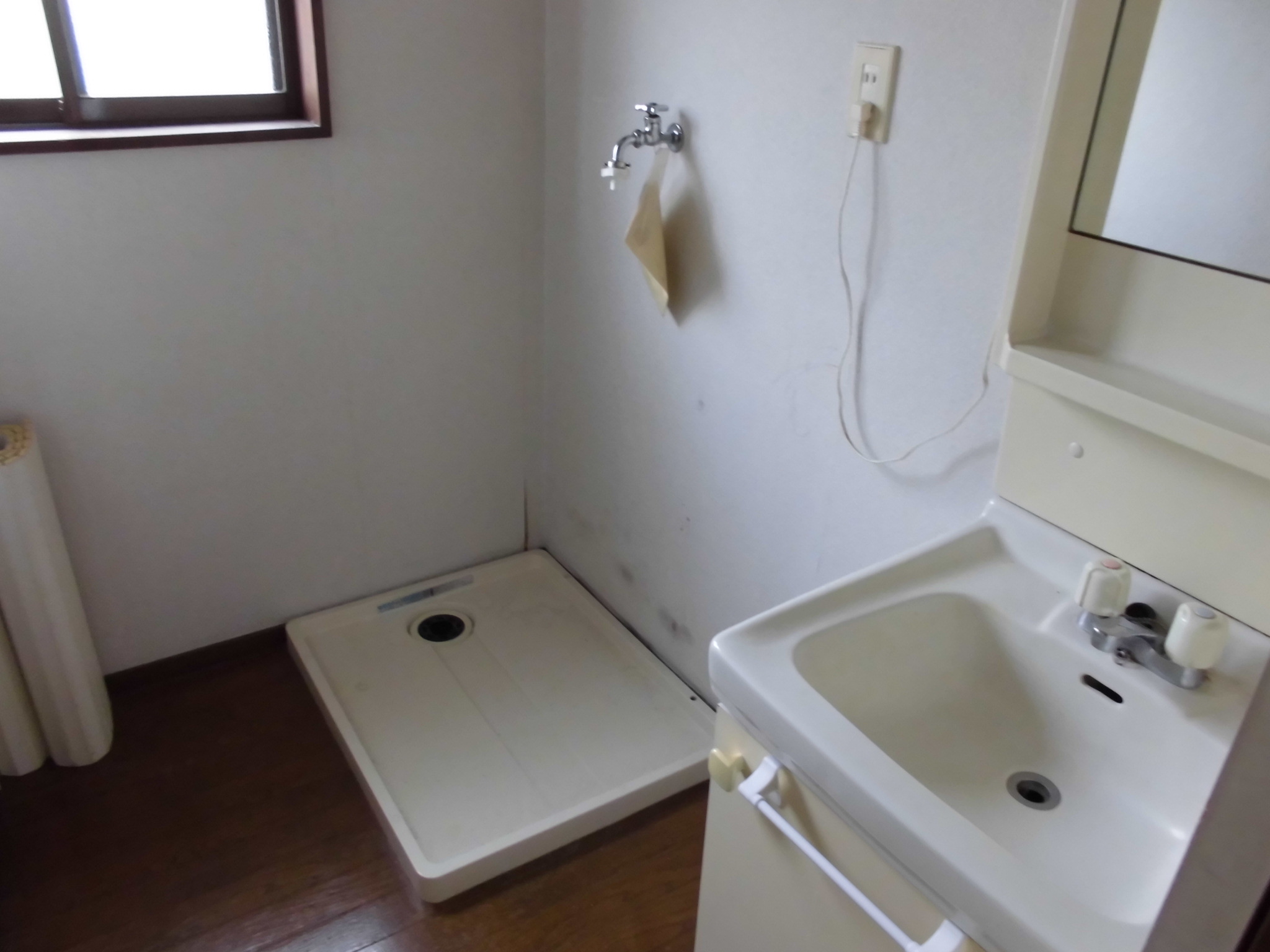 洗面設備　脱衣所・独立洗面所、窓あり