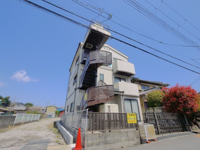 奈良市雑司町のマンションの建物外観