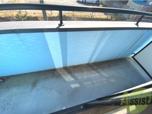 バルコニー　バルコニー。洗濯物がはかどりそうな広さがありますよ。