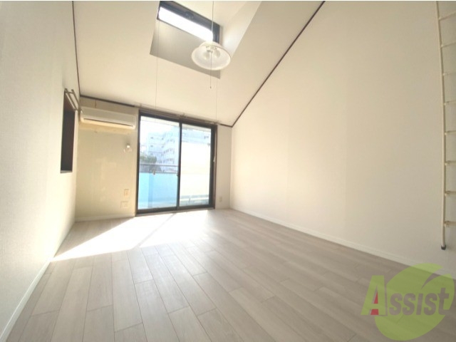 居室・リビング　８帖の洋室です。天井も高く広々している印象です。