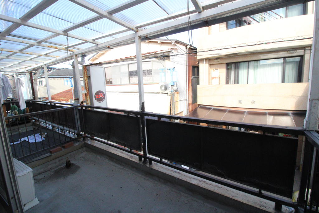 バルコニー　1F店舗上のルーフバルコニーで、屋根もあります！！