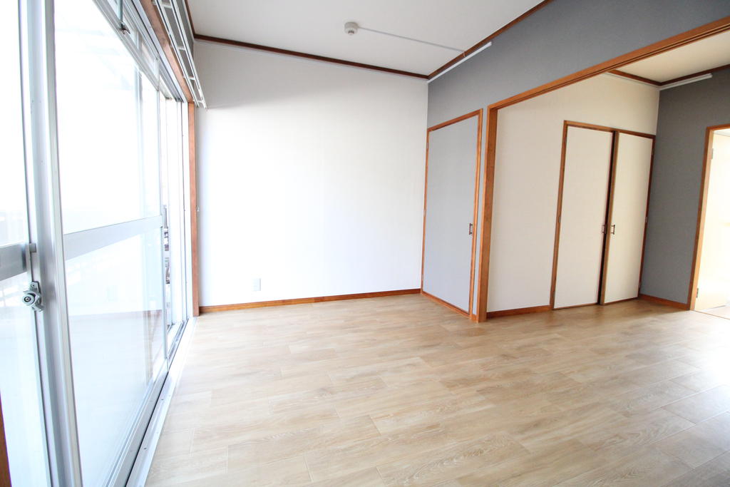 居室・リビング　エアコン完備でルーフバルコニーあり！！