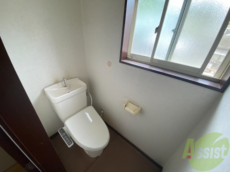 トイレ　トイレはウォシュレット機能付きです。安心して使用できますね。