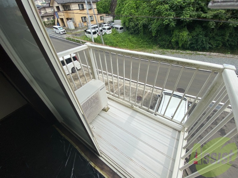 バルコニー　バルコニーは洗濯物を干すのに十分な広さがありますね。