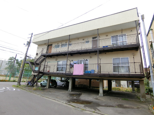 【函館市上新川町のアパートの建物外観】