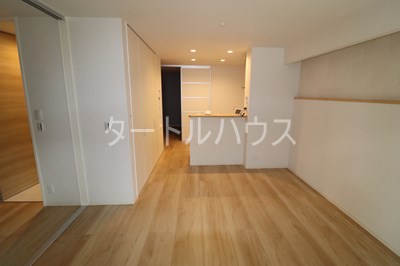 シャーメゾン ポルタフォルトゥーナの居間写真