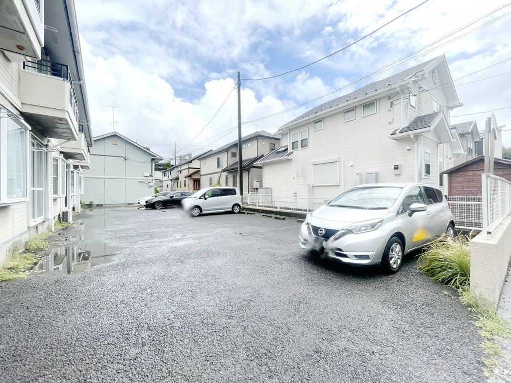 【横浜市緑区三保町のアパートの駐車場】