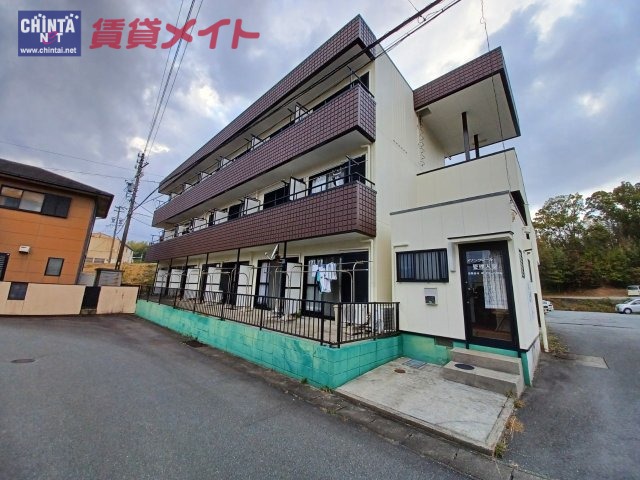 【伊勢市鹿海町のアパートのエントランス】