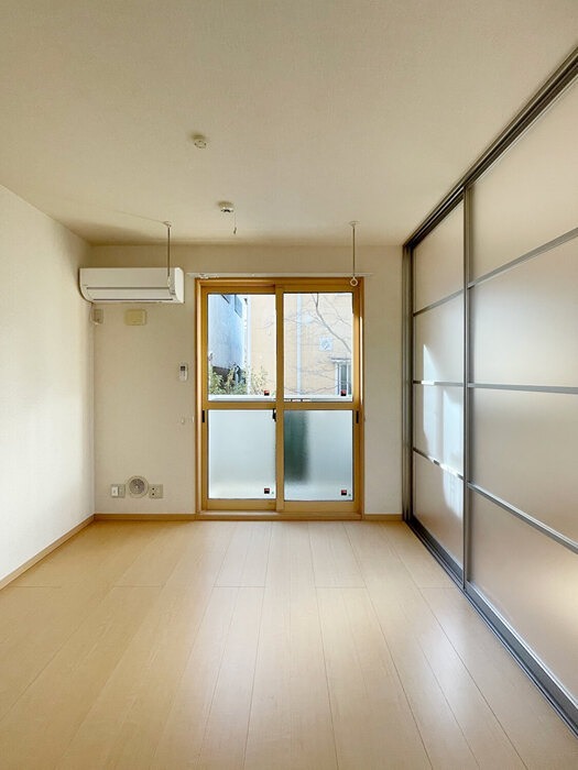 居室・リビング　エアコン完備の明るい室内です。