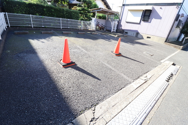 【流山市鰭ケ崎のアパートの駐車場】