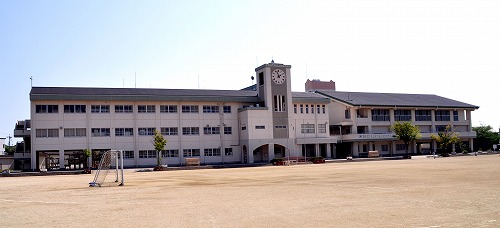 【豊橋市つつじが丘のアパートの小学校】