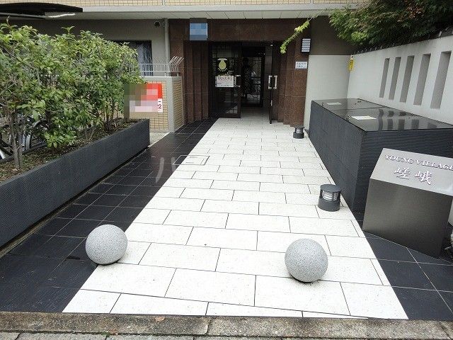 【京都市右京区嵯峨天龍寺若宮町のマンションのエントランス】