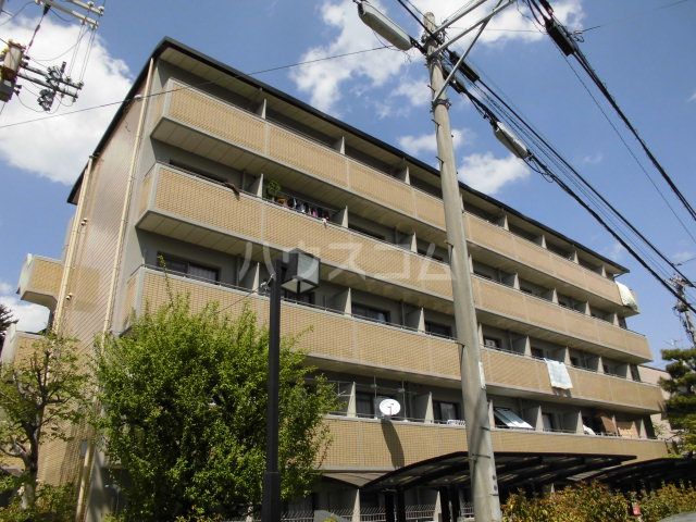 京都市右京区嵯峨天龍寺若宮町のマンションの建物外観