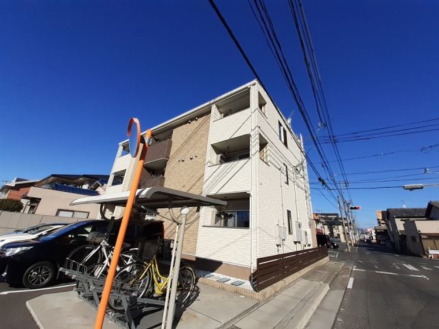 岡山市北区富田のアパートの建物外観