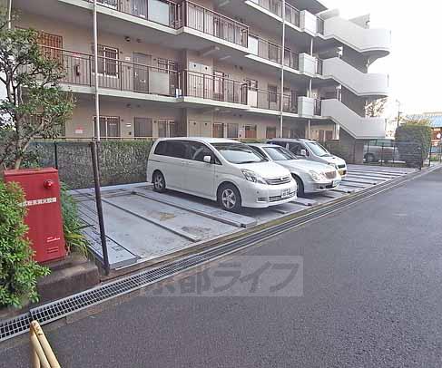 【京都市伏見区石田大山町のマンションの駐車場】