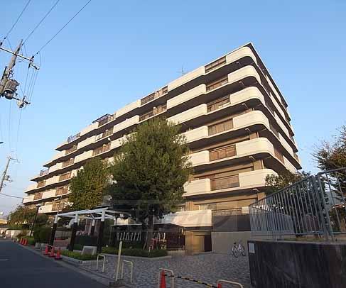 京都市伏見区石田大山町のマンションの建物外観